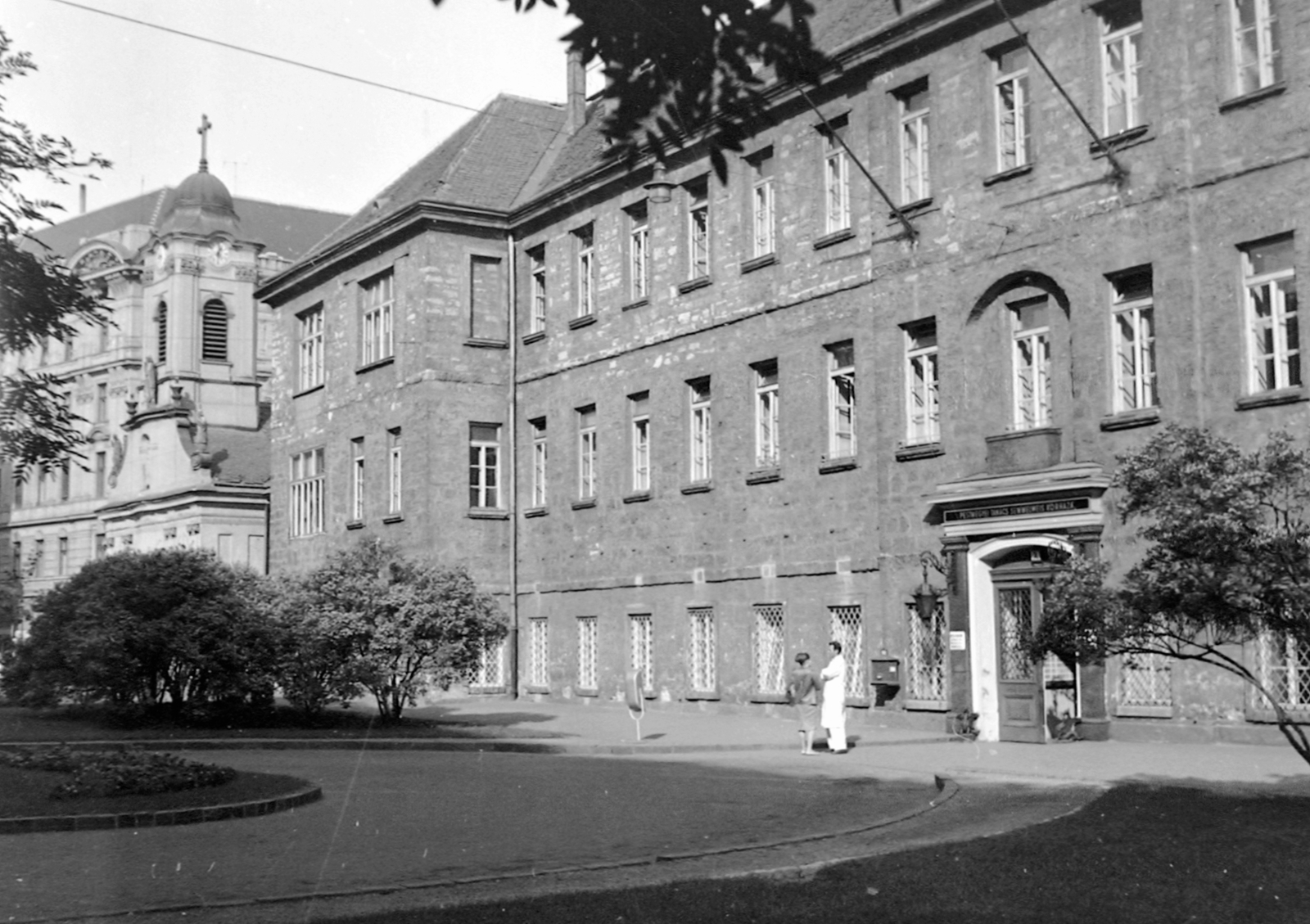 Magyarország, Budapest VIII., Gyulai Pál utca, Szent Rókus kórház és kápolna., 1960, Fortepan, templom, gyógyintézmény, park, utcakép, postaláda, Budapest, Fortepan #5067