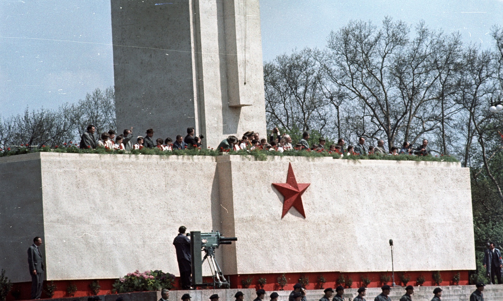 Magyarország, Budapest XIV., Ötvenhatosok tere (Felvonulási tér), május 1-i felvonulás, dísztribün., 1964, Nagy Gyula, híres ember, színes, politikai dekoráció, felvonulás, május 1, tribün, filmkamera, vörös csillag, operatőr, tévékamera, Budapest, Fortepan #50670