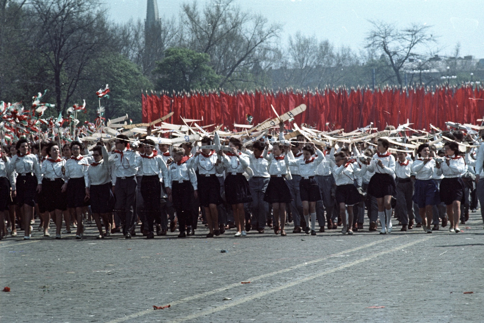 Magyarország, Budapest XIV., Ötvenhatosok tere (Felvonulási tér), május 1-i felvonulás., 1964, Nagy Gyula, úttörő, színes, zászló, politikai dekoráció, felvonulás, repülőgépmodell, Budapest, Fortepan #50673