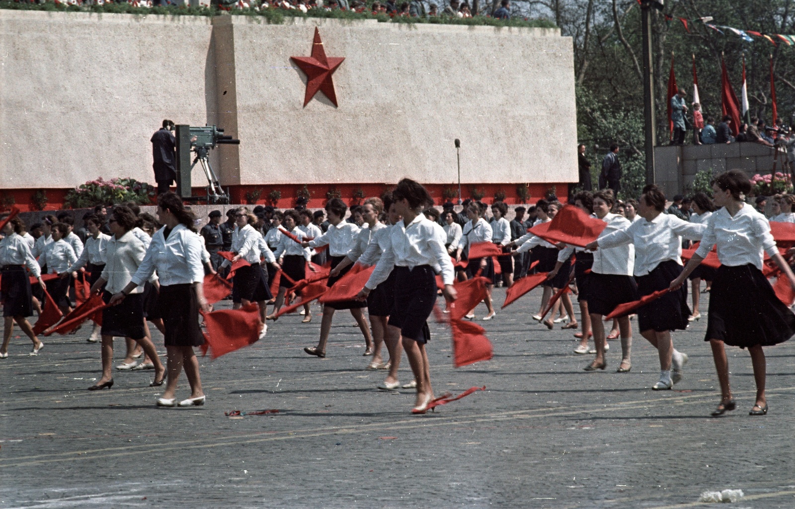 Hungary, Budapest XIV., Ötvenhatosok tere (Felvonulási tér), május 1-i felvonulás, háttérben a dísztribün., 1964, Nagy Gyula, colorful, flag, political decoration, march, 1st of May parade, movie camera, Red Star, television camera, Budapest, Fortepan #50674