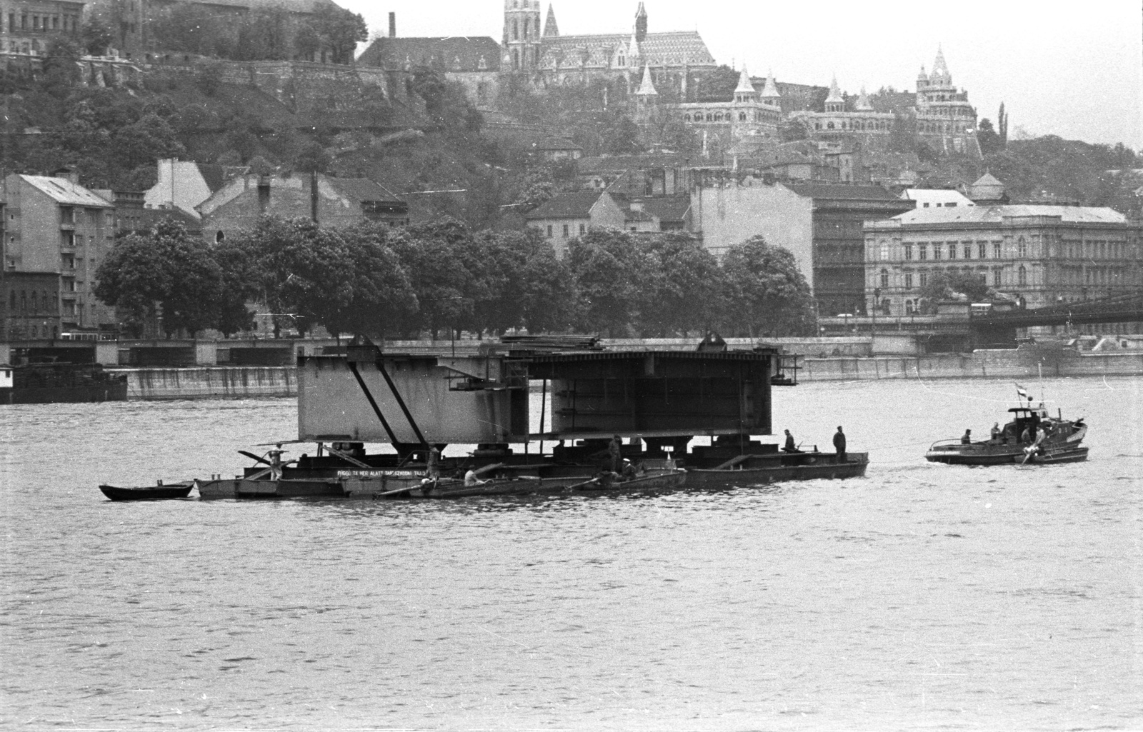 Magyarország, Budapest, az épülő Erzsébet híd pályaegysége, háttérben a Mátyás-templom és a Halászbástya., 1964, Nagy Gyula, hajó, hídépítés, motorcsónak, Duna, Nelly hajó, Fortepan #50679