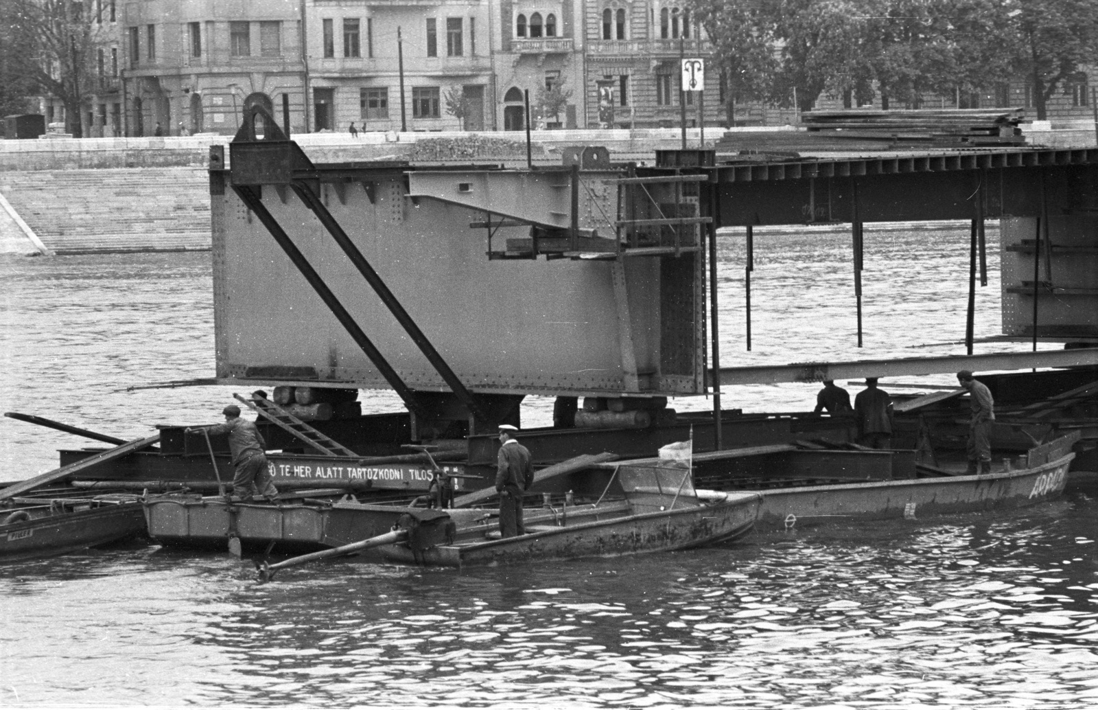 Hungary, Budapest I., az épülő Erzsébet híd pályaegysége, háttérben a Döbrentei tér - Várkert (Groza Péter) rakpart sarka., 1964, Nagy Gyula, Danube, Budapest, Fortepan #50680