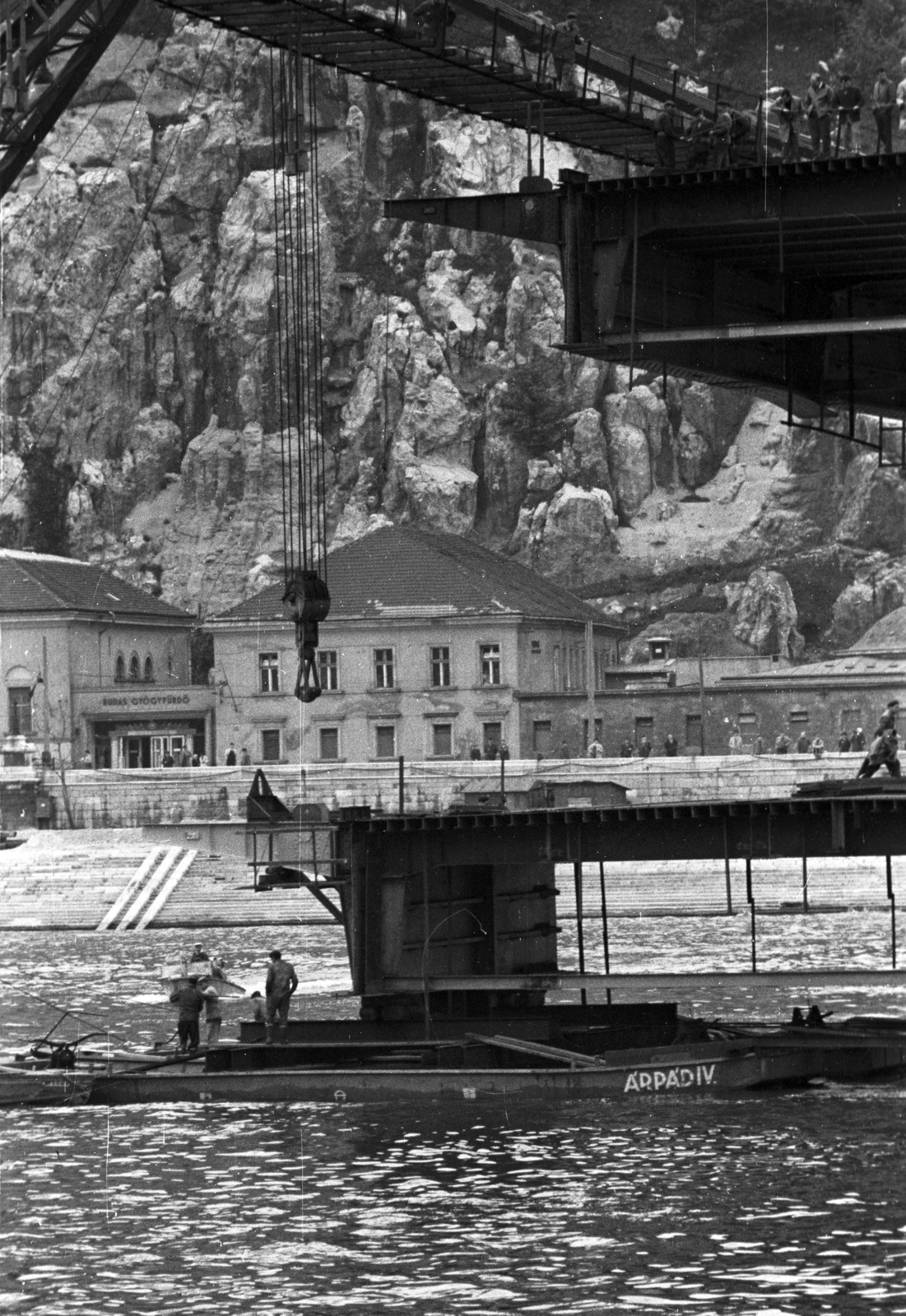 Hungary, Budapest I., az Erzsébet híd építése, beemelésre váró pályaegység, háttérben a Rudas fürdő., 1964, Nagy Gyula, bridge building, Danube, Budapest, Fortepan #50681