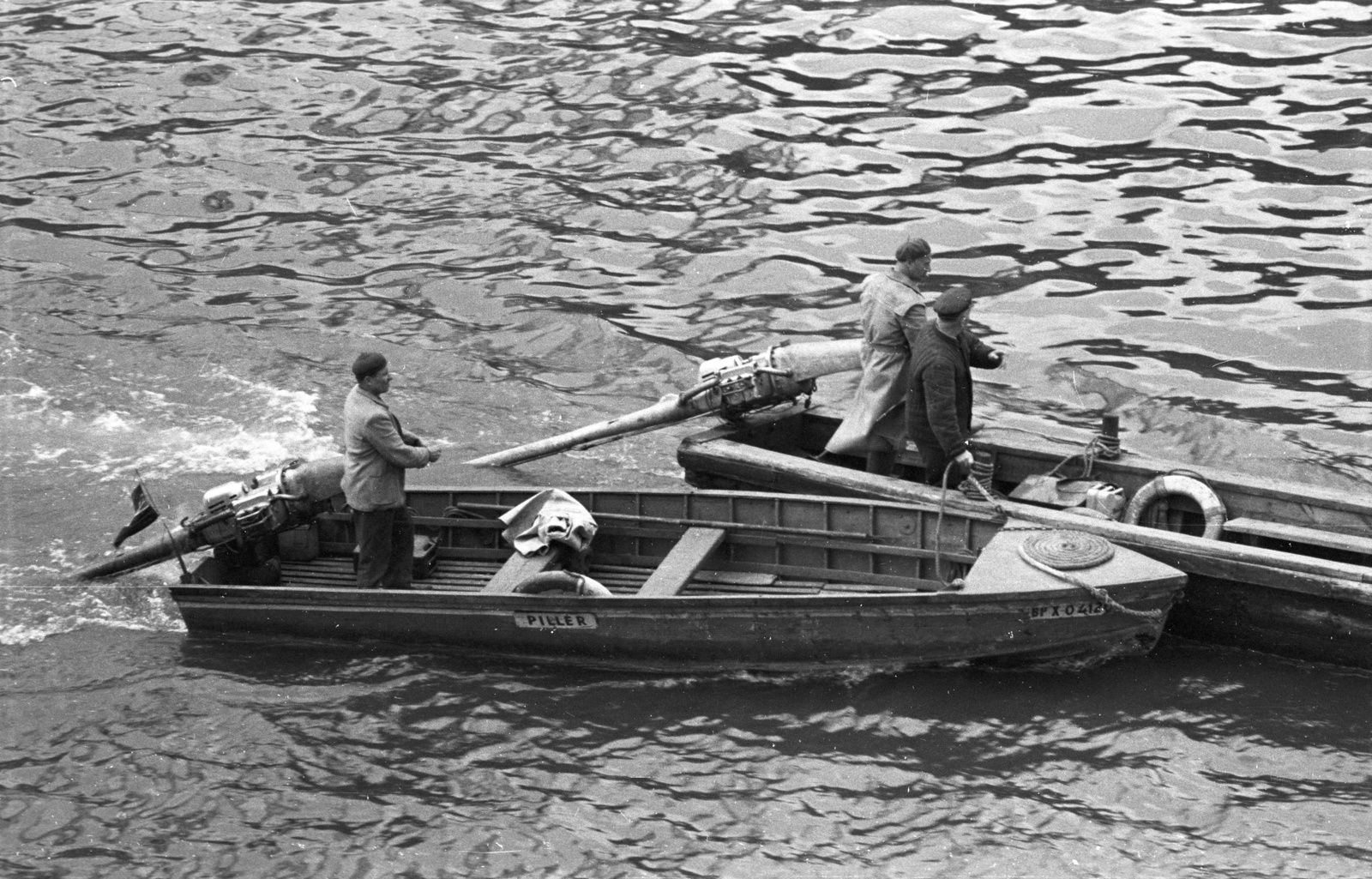 Hungary, Budapest, rohamcsónakok (rocsók) a Dunán az Erzsébet híd építésekor., 1964, Nagy Gyula, motorboat, Danube, Kováts boat engine, assault boat, Fortepan #50683