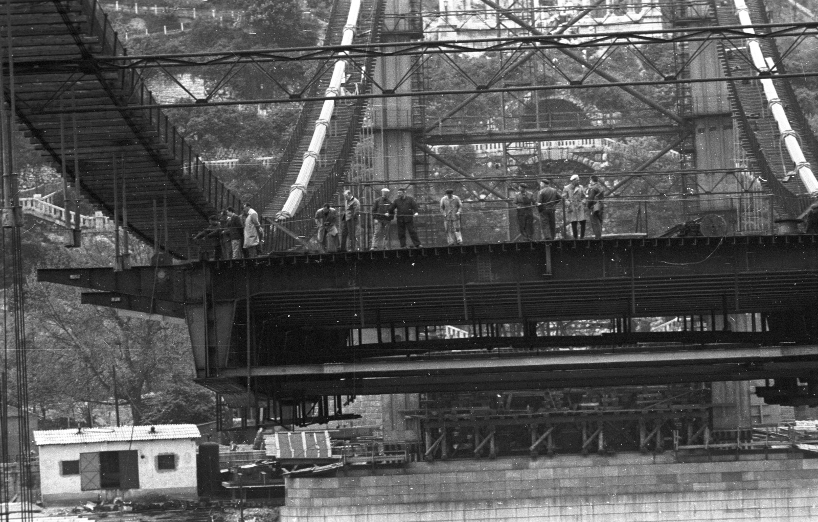 Hungary, Budapest, az Erzsébet híd építése a budai hídfő felé nézve., 1964, Nagy Gyula, bridge building, Duna-bridge, Fortepan #50684