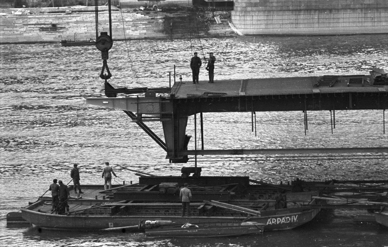 Hungary, Budapest, az Erzsébet híd építése, pályaegység beemelése a budai hídfő felé nézve., 1964, Nagy Gyula, barge, bridge building, Danube, Kováts boat engine, assault boat, Duna-bridge, Fortepan #50685