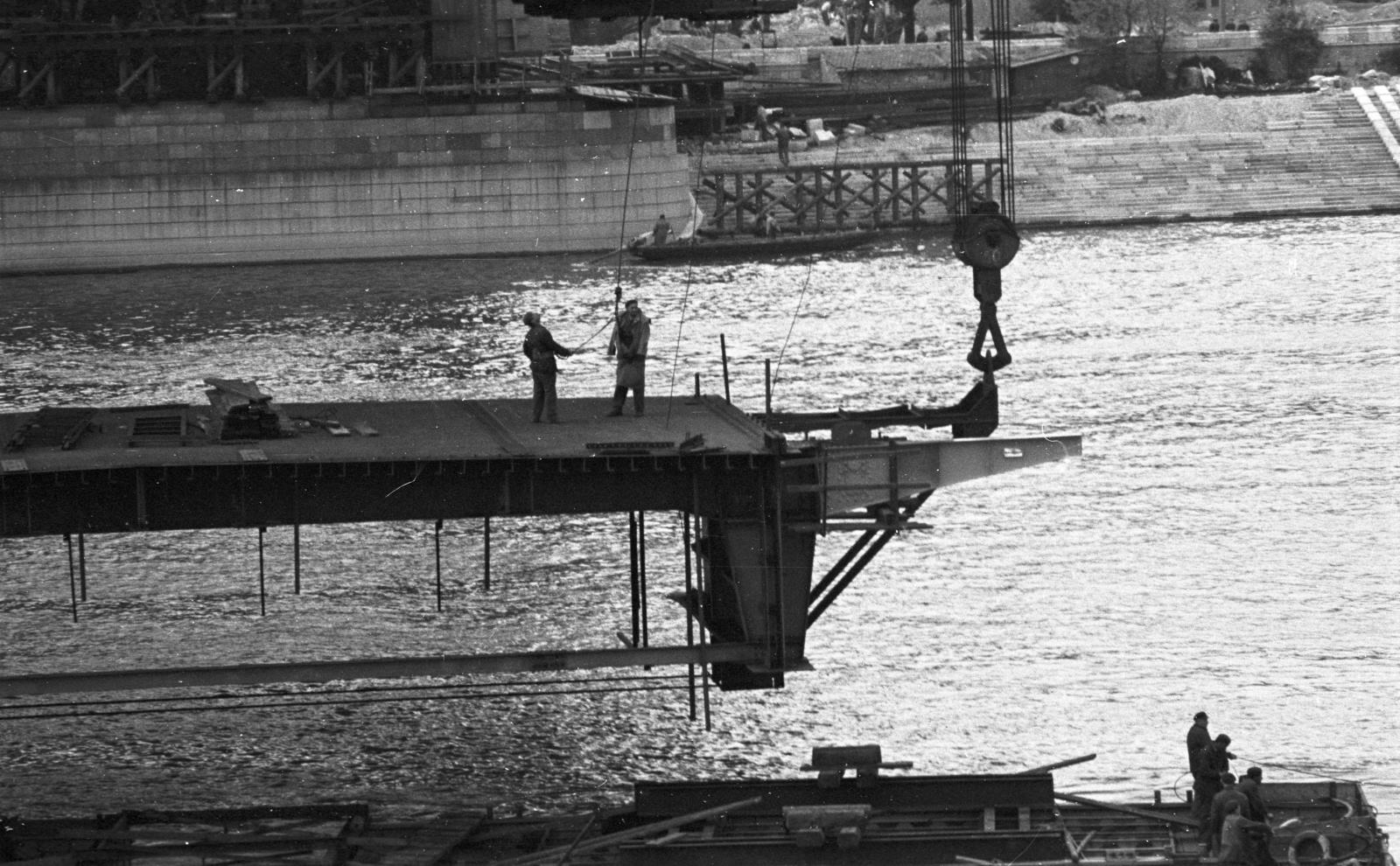 Magyarország, Budapest, az Erzsébet híd építése, pályaegység beemelése a budai hídfő felé nézve., 1964, Nagy Gyula, hídépítés, Duna, Duna-híd, Fortepan #50686