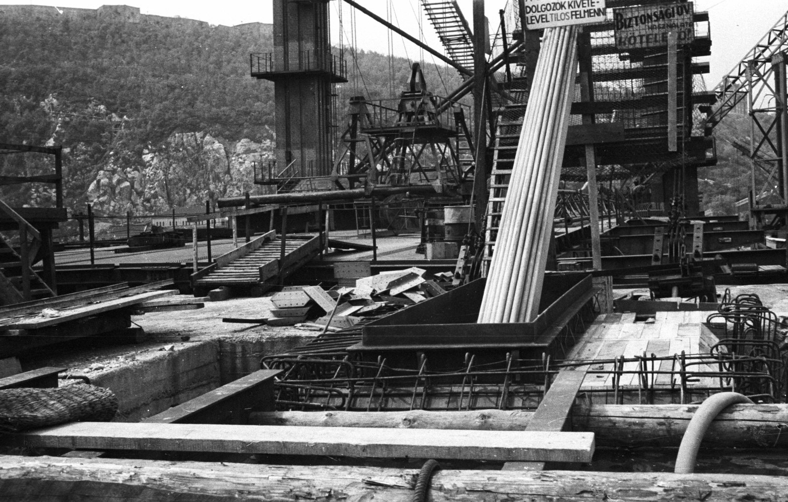 Hungary, Budapest V., az Erzsébet híd építése a pesti hídfőnél, háttérben a Gellért-hegy., 1964, Nagy Gyula, bridge building, Budapest, Duna-bridge, Fortepan #50693