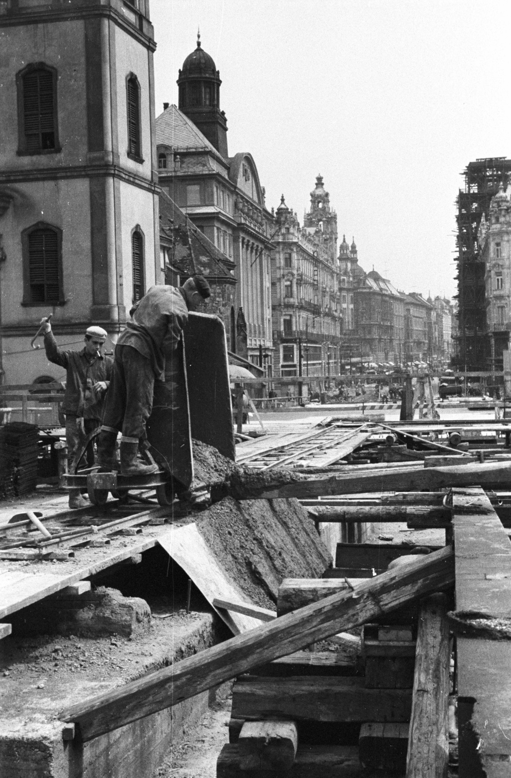 Hungary, Budapest V., az Erzsébet híd építése a pesti hídfőtől a Szabad sajtó út felé nézve., 1964, Nagy Gyula, bridge building, road construction, Budapest, Fortepan #50694