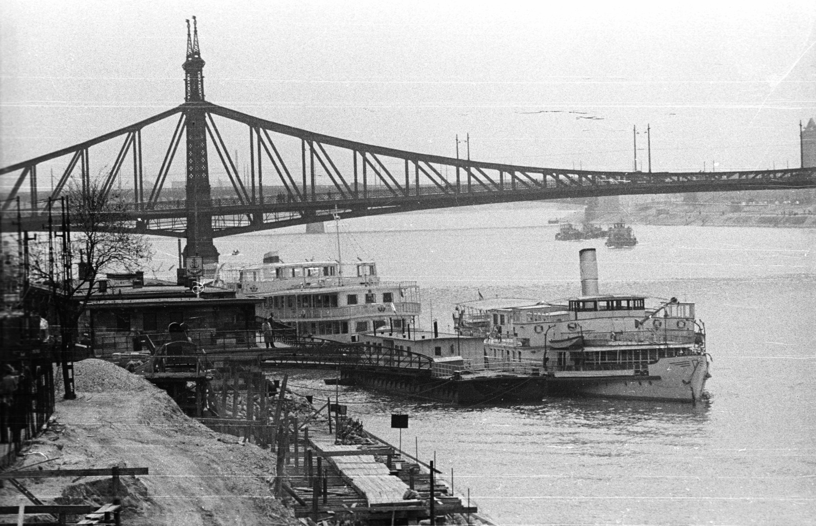 Hungary, Budapest V., Belgrád rakpart, a MAHART nemzetközi hajóállomása, háttérben a Szabadság híd., 1964, Nagy Gyula, ship, steamboat, Danube, boat station, Budapest, Duna-bridge, János Feketeházy-design, Fortepan #50701