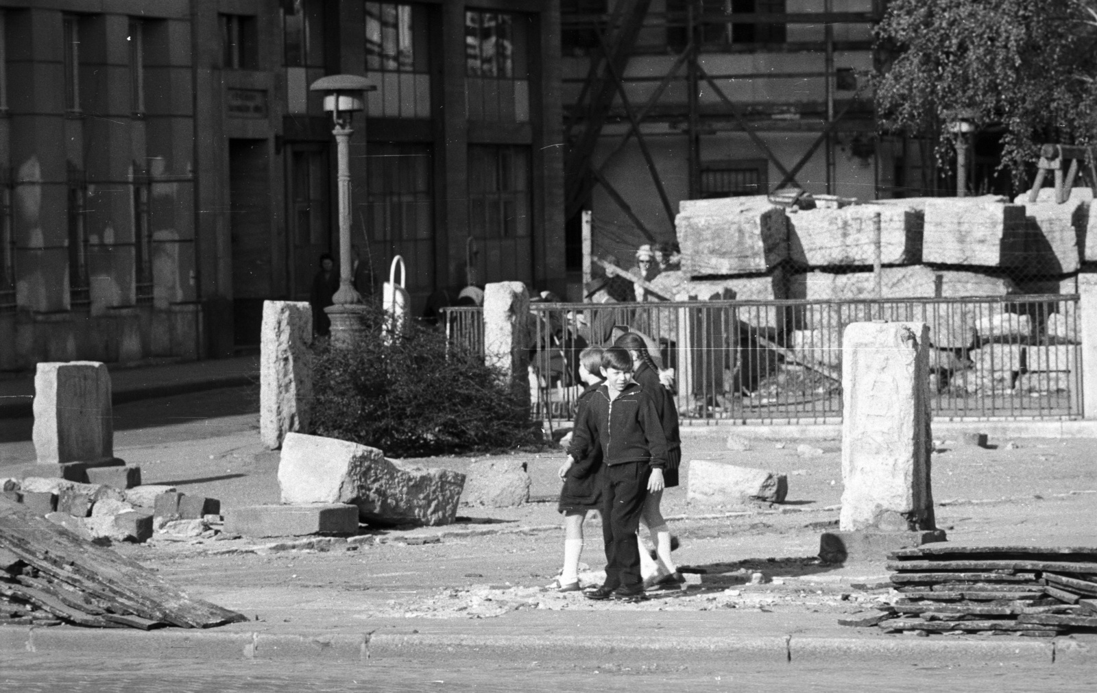 Magyarország, Budapest V., Március 15. tér, az előtérben a Contraaquincum bemutatóhely lejárata, háttérben a Galamb utca és Piarista (Pesti Barnabás) utca sarka., 1964, Nagy Gyula, Budapest, Fortepan #50705