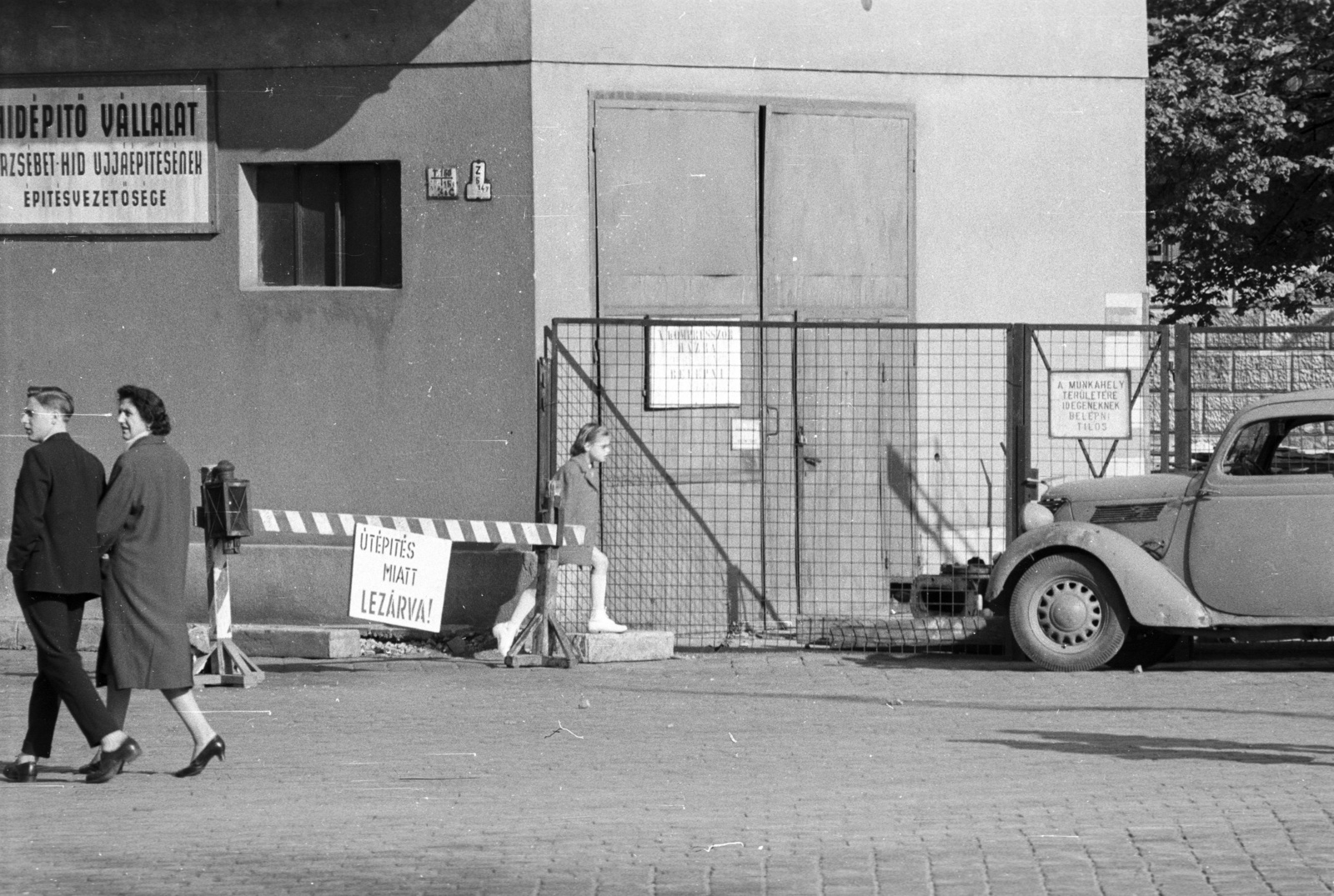 Hungary, Budapest V., Március 15. tér, Erzsébet híd építkezésének felvonulási épülete., 1964, Nagy Gyula, automobile, Budapest, Fortepan #50706