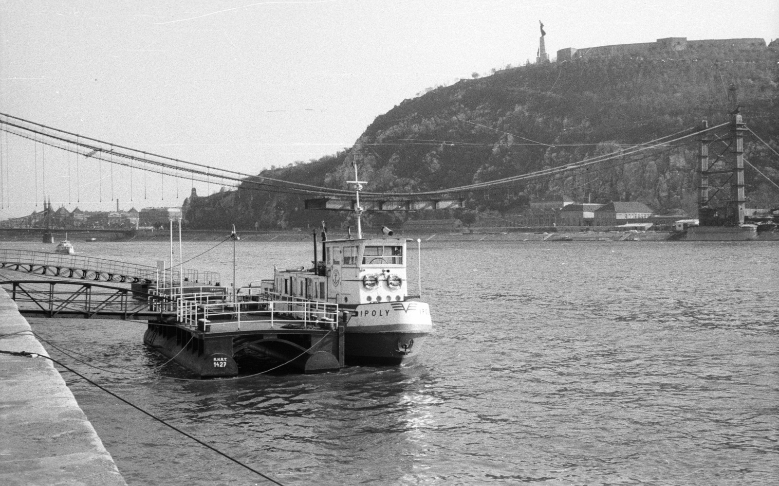 Magyarország, Budapest V., Vigadó téri hajóállomás, háttérben az épülő Erzsébet híd és a Gellért-hegy., 1964, Nagy Gyula, hajó, emlékmű, hídépítés, vontatóhajó, Duna, Ipoly hajó, Budapest, függőhíd, Duna-híd, Sávoly Pál-terv, Fortepan #50712