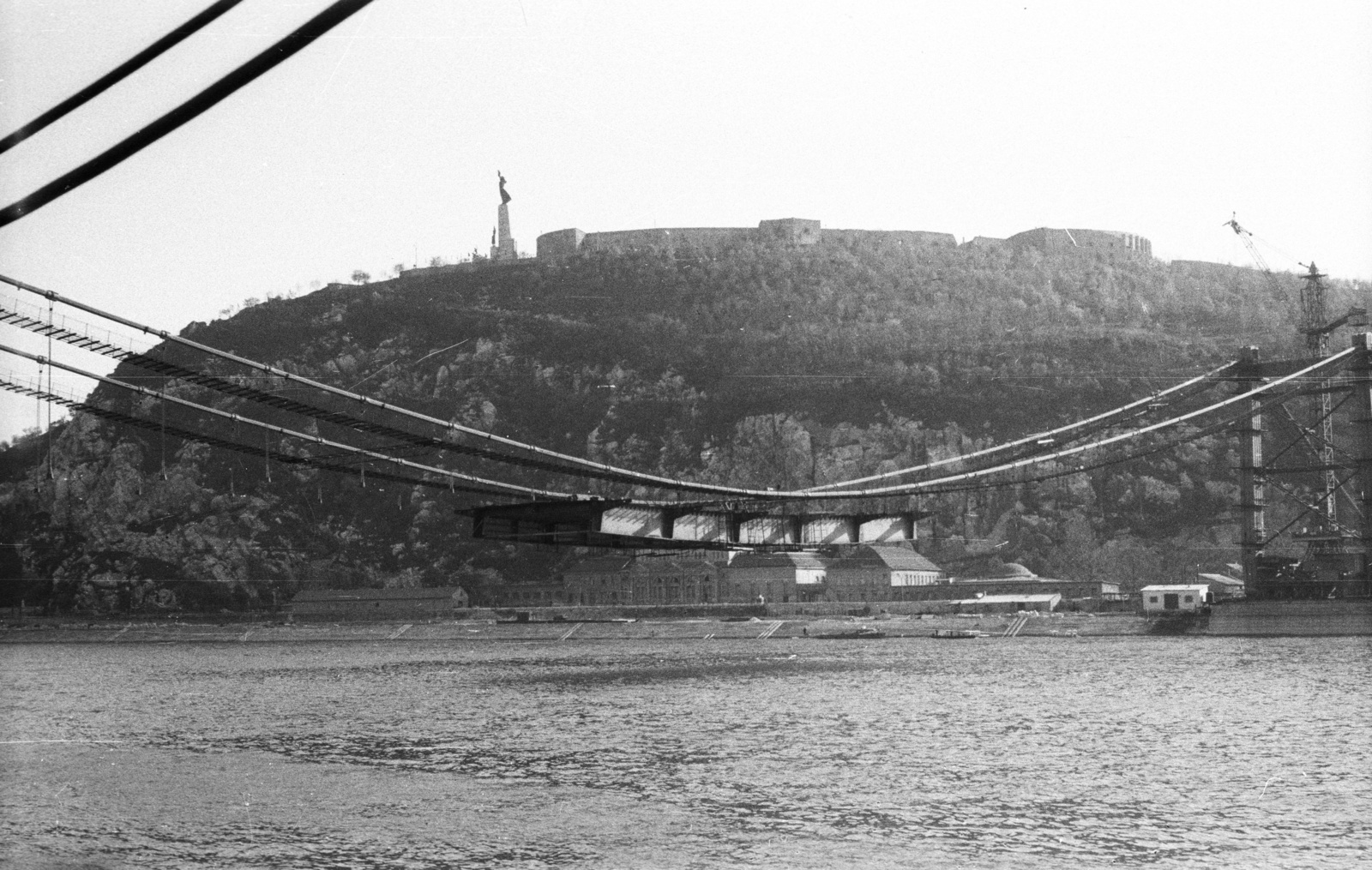 Hungary, Budapest, az épülő Erzsébet híd és a Gellért-hegy a pesti alsó rakpartról nézve., 1964, Nagy Gyula, Danube, Duna-bridge, Fortepan #50714