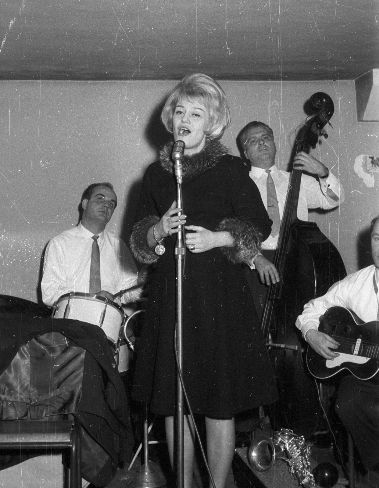 Hungary, Kovács Erzsi énekesnő., 1964, Nagy Gyula, celebrity, band, microphone, guitar, double bass, drum, singing, Fortepan #50717