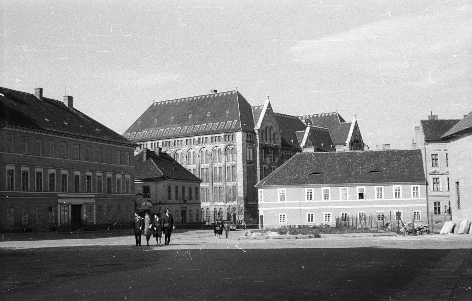 Hungary, Budapest I., Kapisztán tér, háttérben a Magyar Országos Levéltár épülete., 1964, Nagy Gyula, public building, romanesque revival architect, Budapest, Samu Pecz-design, Fortepan #50723