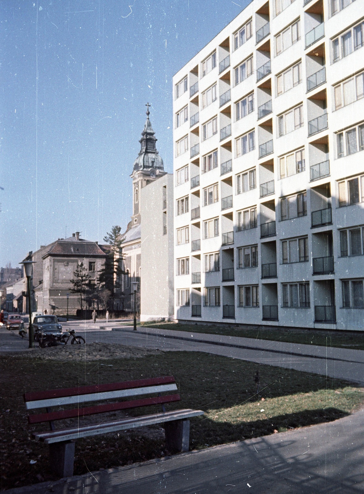 Magyarország, Szeged, Somogyi utca a Korányi fasor felől nézve. Szemben a Szerb templom, jobbra a Sellő ház., 1963, Nagy Gyula, színes, Fortepan #50745
