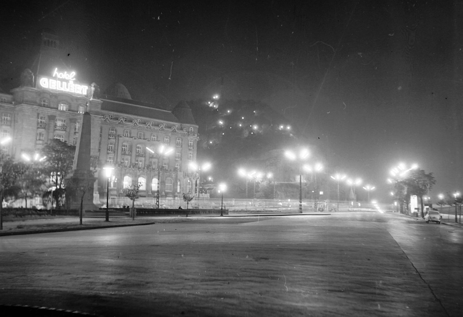 Magyarország, Budapest XI., Szent Gellért tér, Gellért szálloda., 1969, Fortepan, emlékmű, utcakép, éjszaka, lámpaoszlop, Budapest, Fortepan #5075