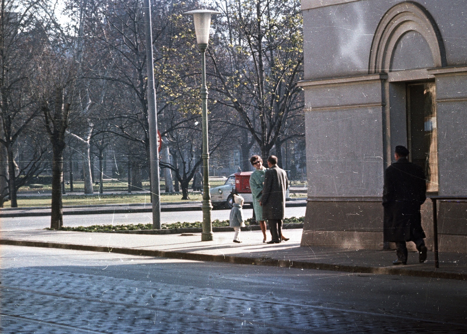 Hungary, Szeged, Széchenyi tér, a Zsótér-ház sarkától nézve., 1963, Nagy Gyula, colorful, lamp post, letter box, Fortepan #50751