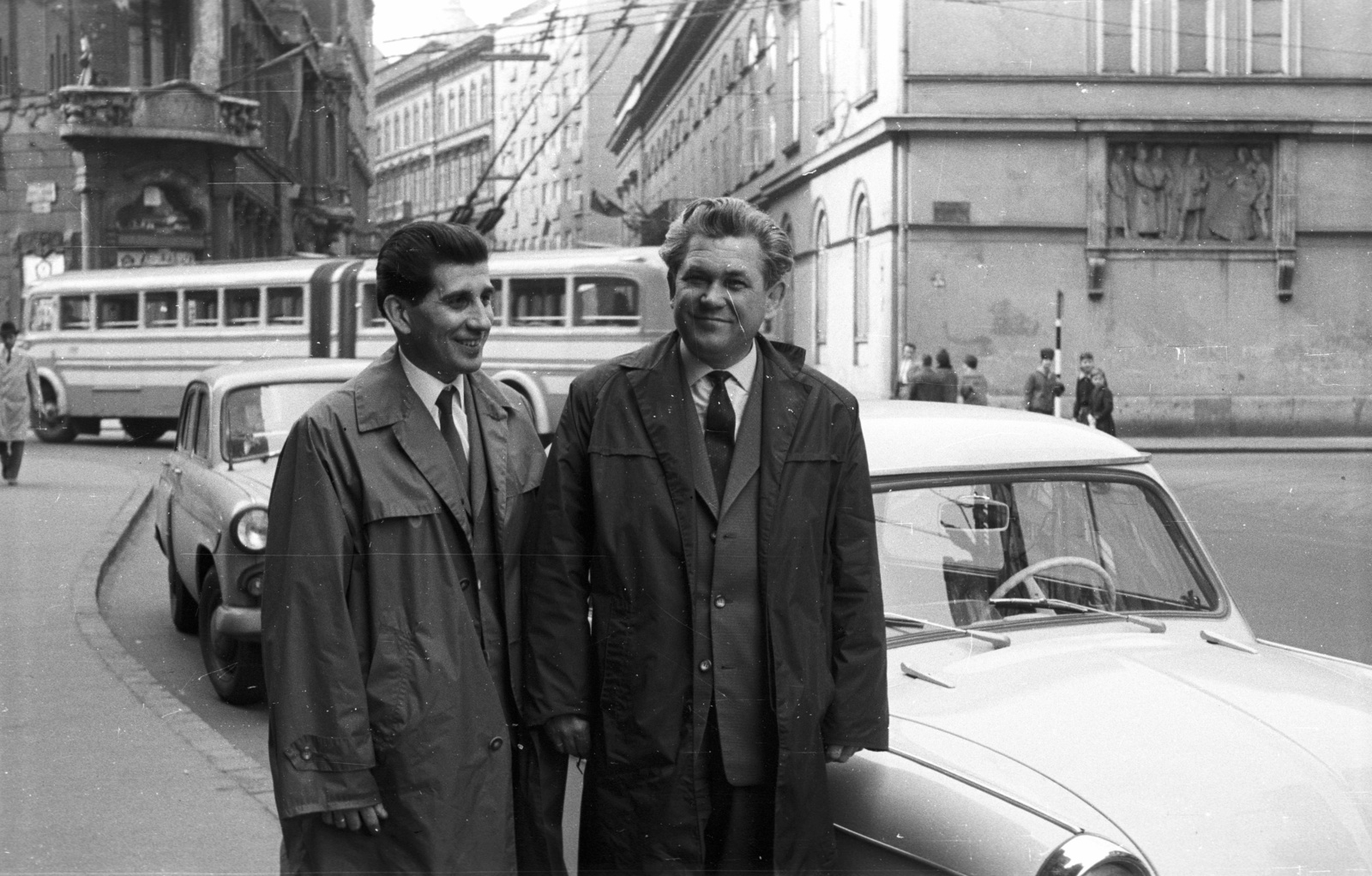 Hungary, Budapest V., Egyetem tér, szemben a Károlyi utca és a Károlyi-palota, Petőfi Irodalmi Múzeum., 1963, Nagy Gyula, German brand, Trabant-brand, Hungarian brand, men, trolley bus, nylon fabric jacket, automobile, trench coat, Ikarus 60T articulated, Budapest, Fortepan #50752