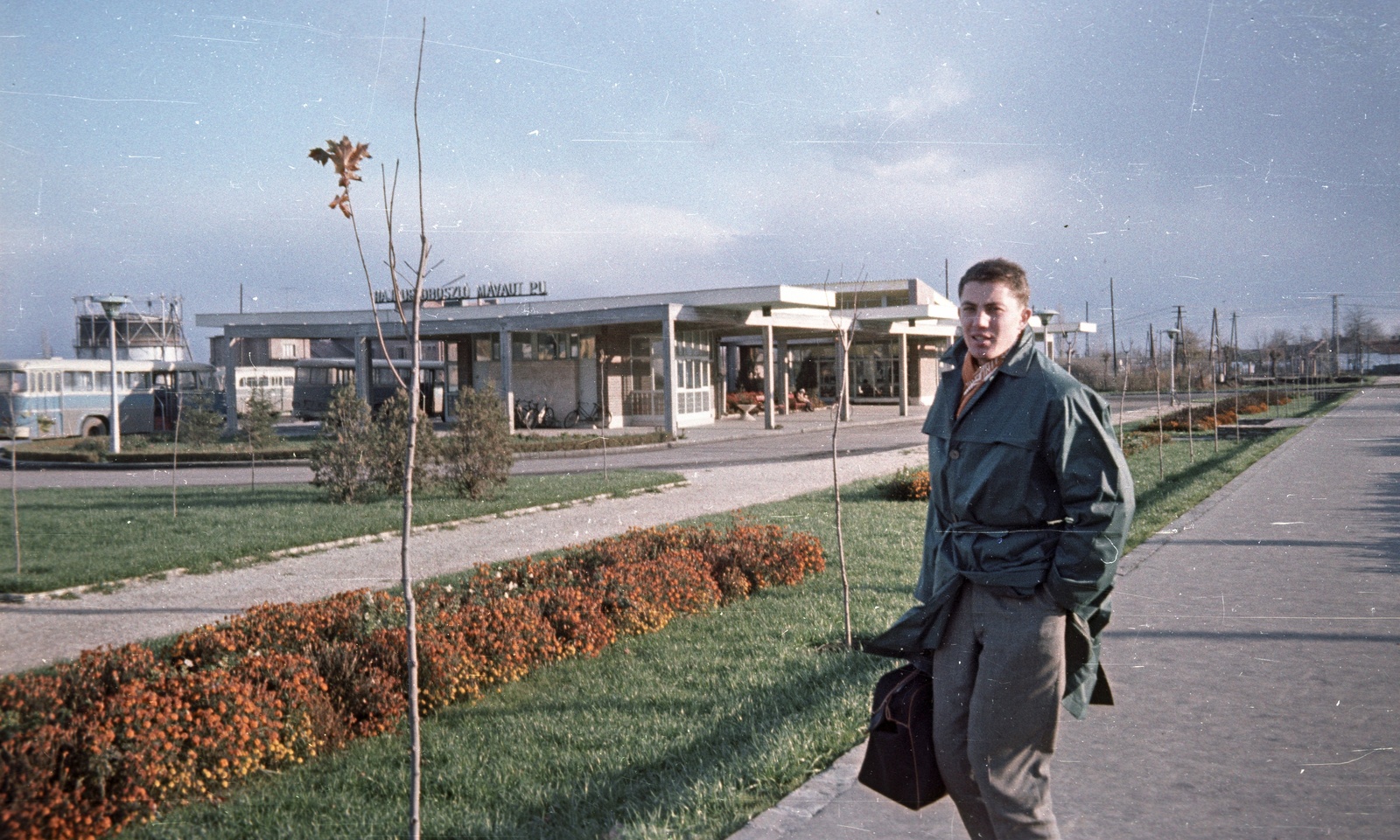 Hungary, Hajdúszoboszló, MÁVAUT autóbusz-pályaudvar., 1963, Nagy Gyula, colorful, bus, Ikarus-brand, MÁVAUT-organisation, Ikarus 620, bus terminal, place-name signs, bus stop, Fortepan #50756