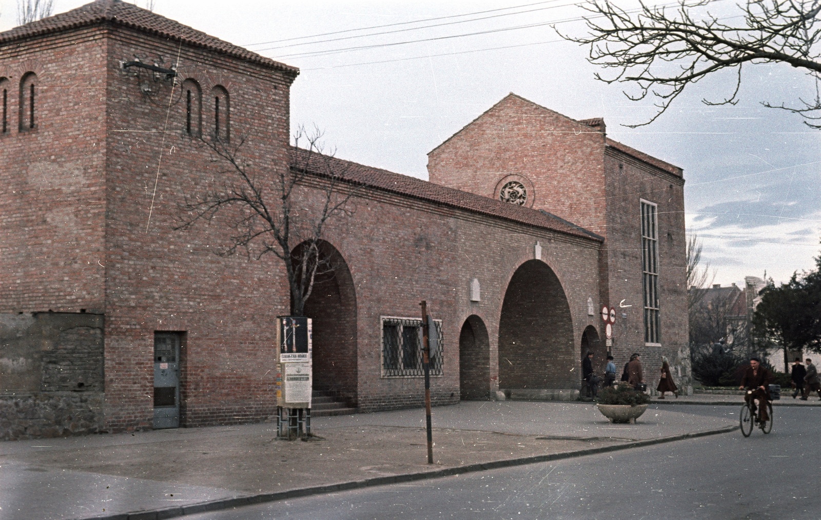 Magyarország, Székesfehérvár, Romkert., 1963, Nagy Gyula, kerékpár, színes, hirdetőoszlop, Fortepan #50759