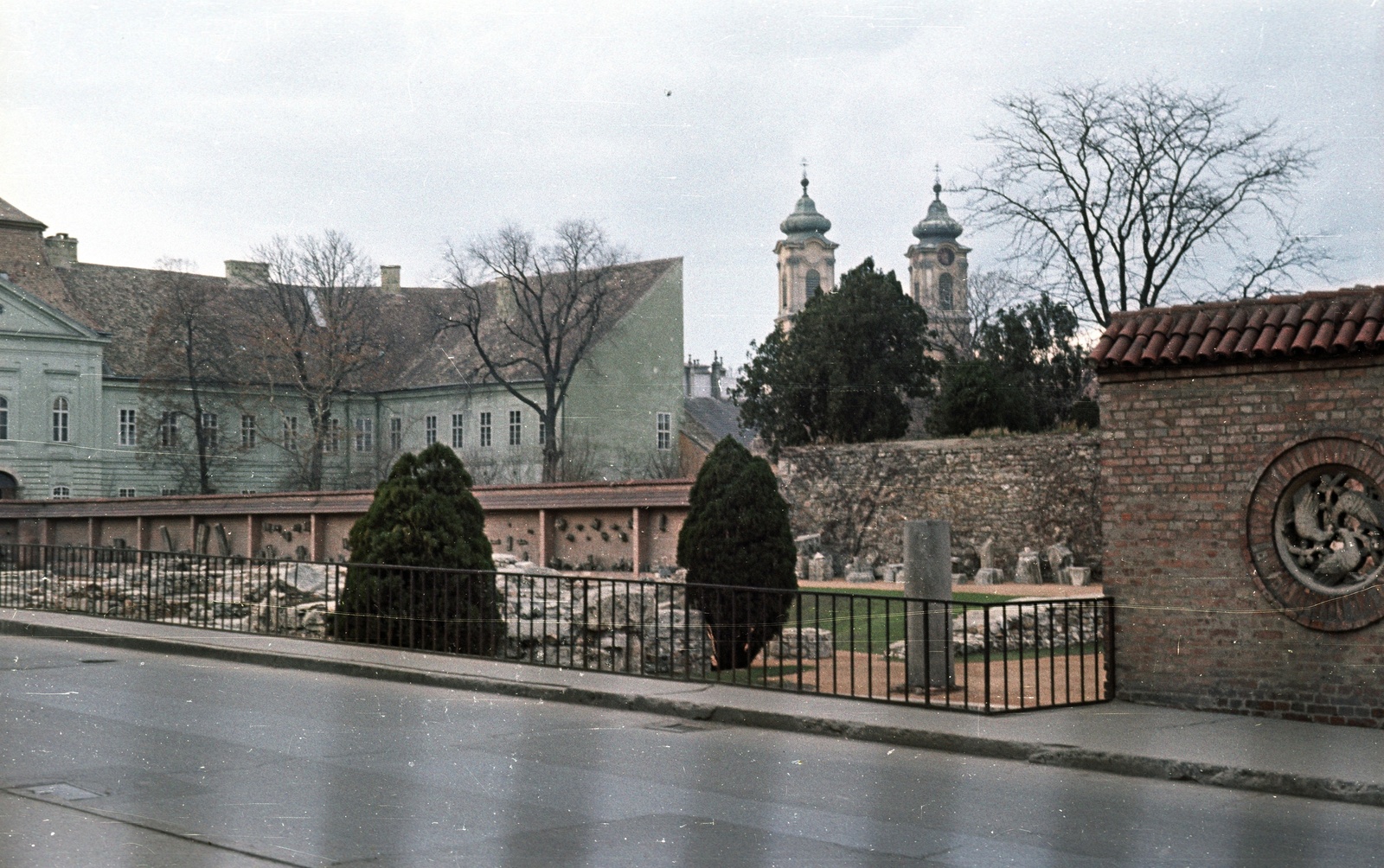 Hungary, Székesfehérvár, Romkert, háttérben a Püspöki palota és a Nepomuki Szent János-templom., 1963, Nagy Gyula, colorful, Fortepan #50760