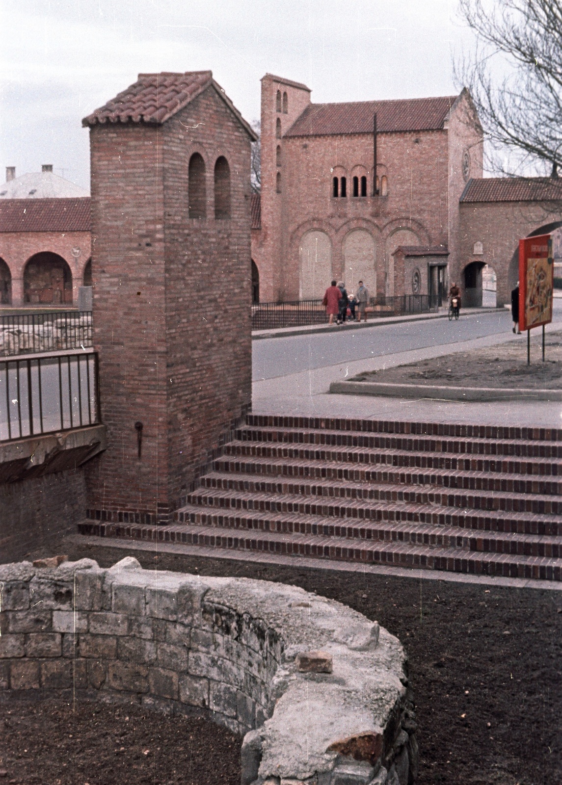 Magyarország, Székesfehérvár, Romkert., 1963, Nagy Gyula, színes, várfal, Fortepan #50762
