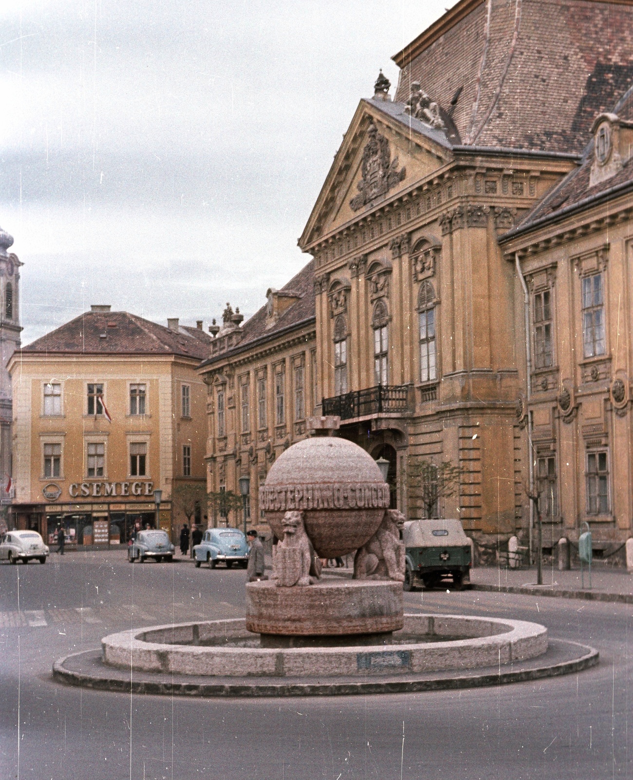 Magyarország, Székesfehérvár, Városház (Szabadság) tér, Országalma (Ohmann Béla, 1943.), háttérben a Püspöki palota., 1963, Nagy Gyula, színes, szobor, országalma, Ohmann Béla-terv, Fortepan #50764