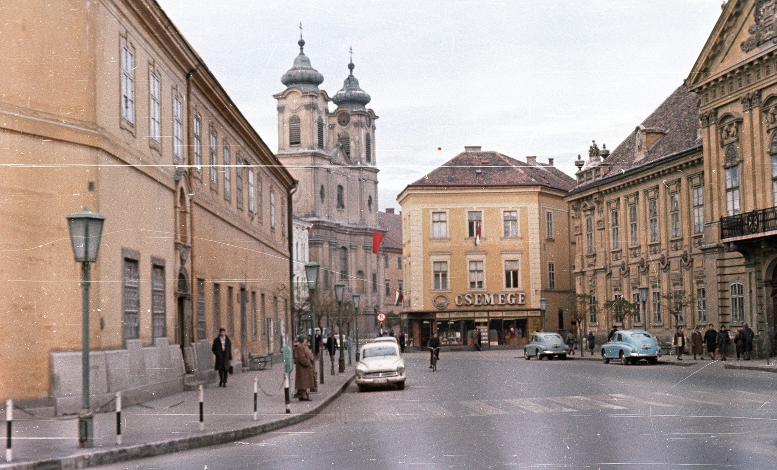 Magyarország, Székesfehérvár, Városház (Szabadság) tér, jobbra a Püspöki palota, szemben a Nepomuki Szent János-templom., 1963, Nagy Gyula, templom, színes, barokk-stílus, katolikus, Wartburg 311/312, Csemege vállalat, Paul Hatzinger-terv, gyalogátkelő, Fortepan #50765
