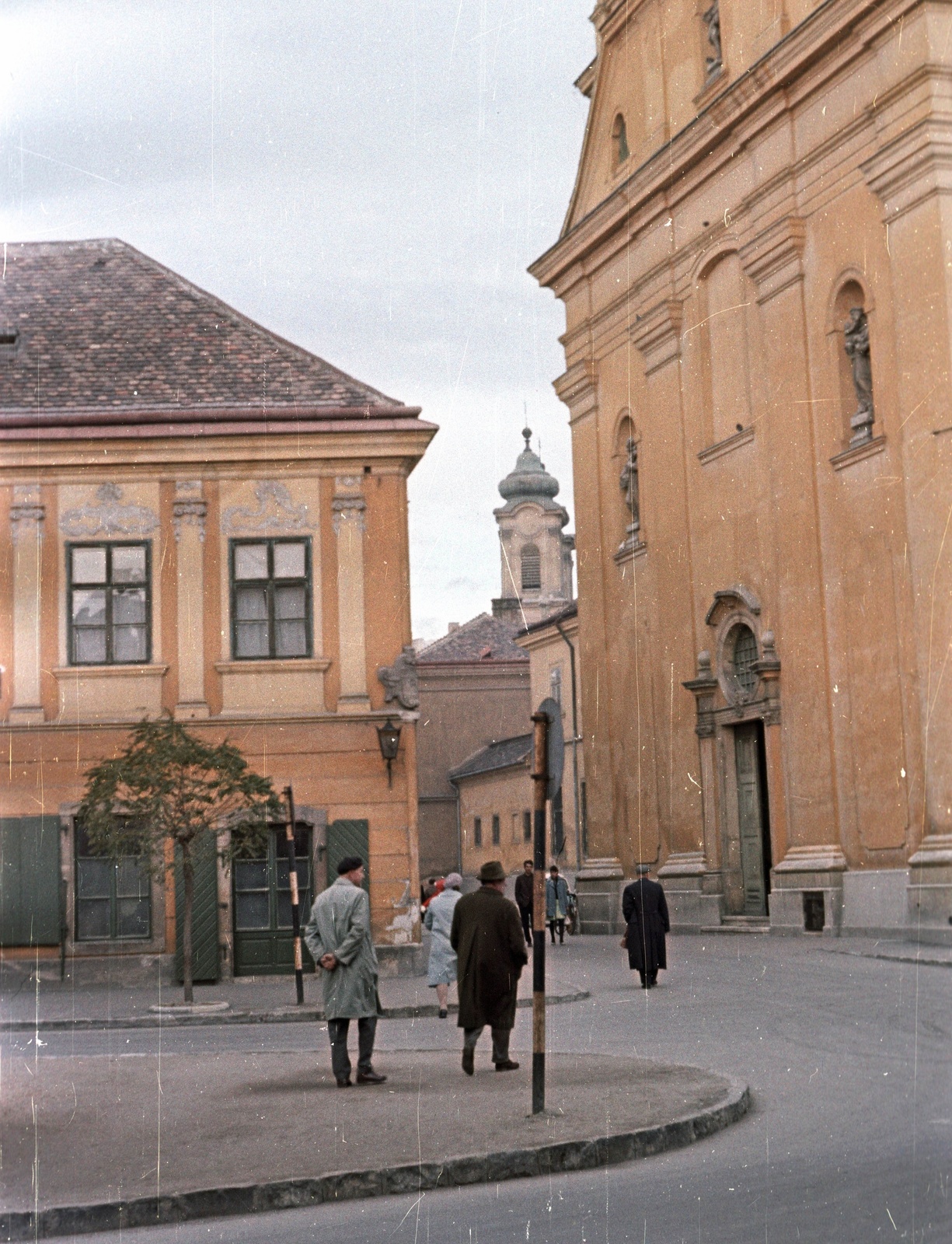 Hungary, Székesfehérvár, Városház (Szabadság) tér az Oskola (Zalka Máté) utca felé nézve, jobbra a Szent Imre-templom., 1963, Nagy Gyula, colorful, Fortepan #50766