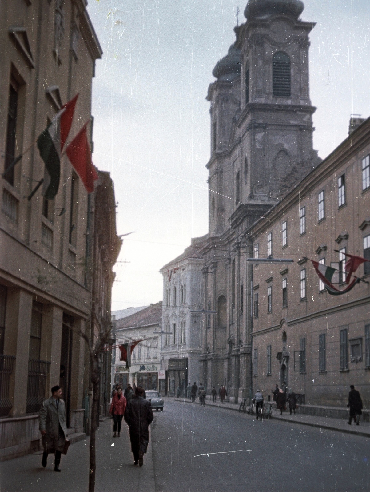 Magyarország, Székesfehérvár, Fő (Március 15.) utca, szemben a Nepomuki Szent János-templom és rendház., 1963, Nagy Gyula, templom, színes, barokk-stílus, katolikus, Paul Hatzinger-terv, Fortepan #50768