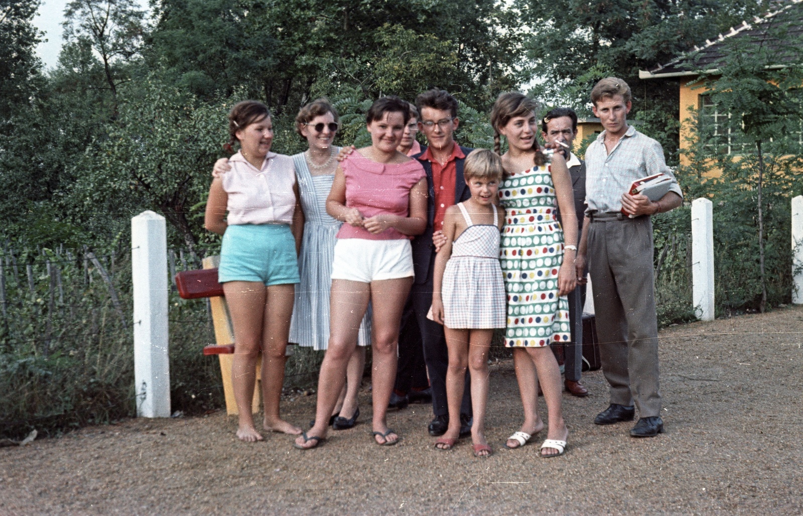 Magyarország, Balatonmáriafürdő, Balatonmáriafürdő-alsó vasútállomás., 1963, Nagy Gyula, színes, csoportkép, rádió, táskarádió, Fortepan #50772