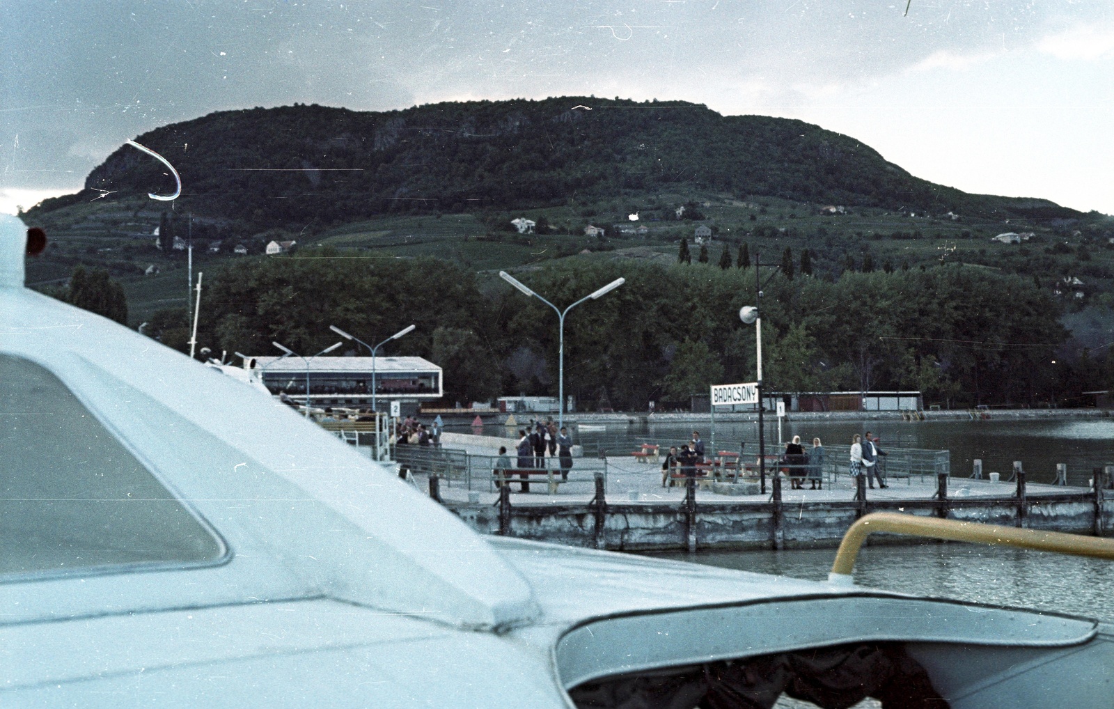 Magyarország,Balaton, Badacsony, Badacsonytomaj, hajóállomás., 1963, Nagy Gyula, színes, hajóállomás, móló, helységnév tábla, tábla, Fortepan #50775