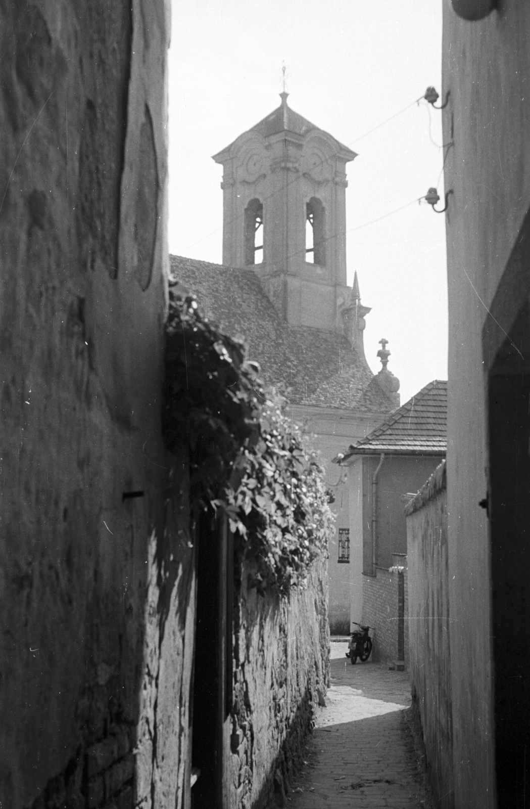 Hungary, Szentendre, Török köz a Fő (Marx) tér felől nézve, Szent Péter-Pál-templom., 1966, Nagy Gyula, church, alley, Fortepan #50781