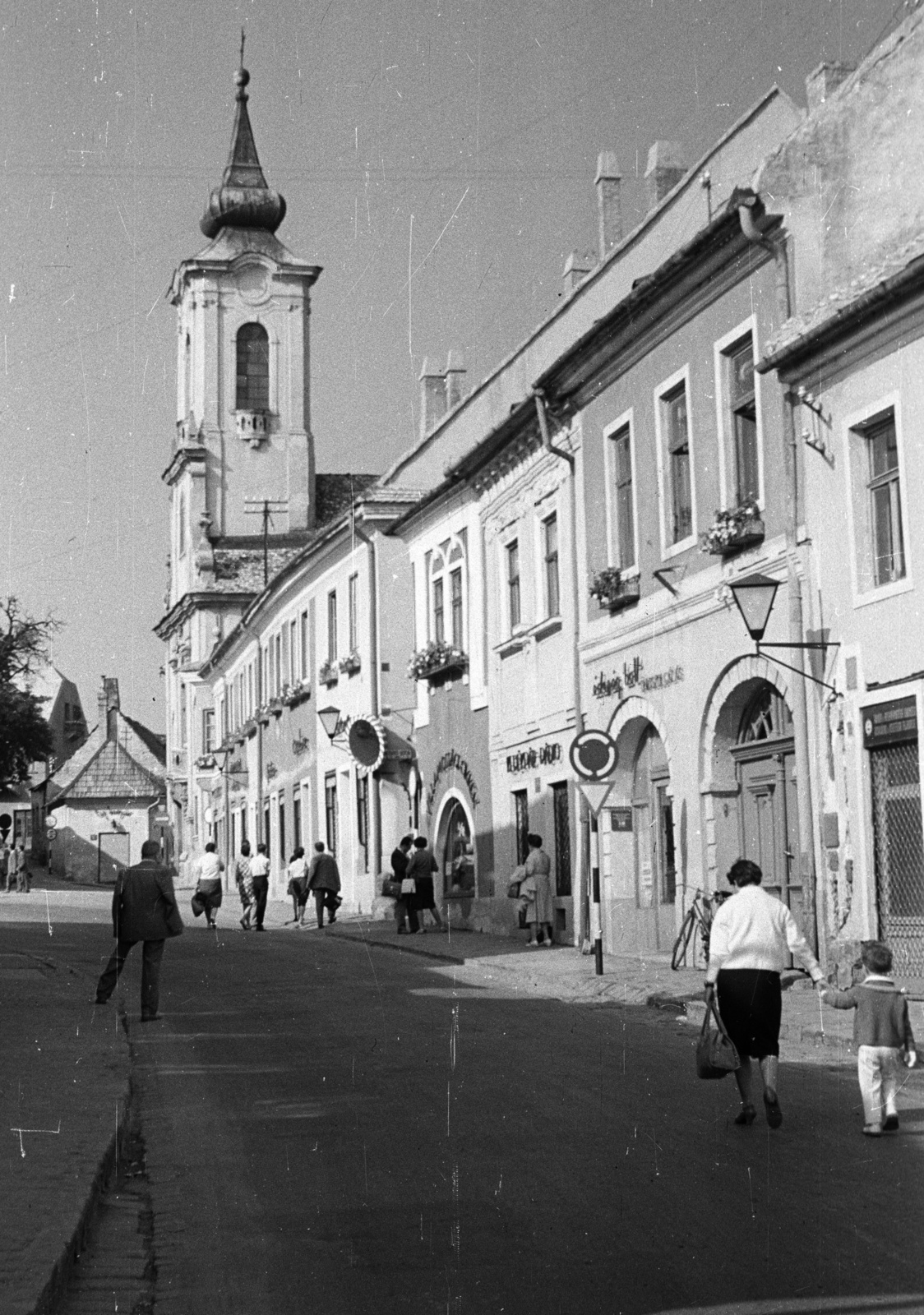 Hungary, Szentendre, Dumtsa Jenő utca a Fő (Marx) tér felé nézve, Blagovesztenszka görögkeleti templom., 1966, Nagy Gyula, street view, genre painting, Fortepan #50783