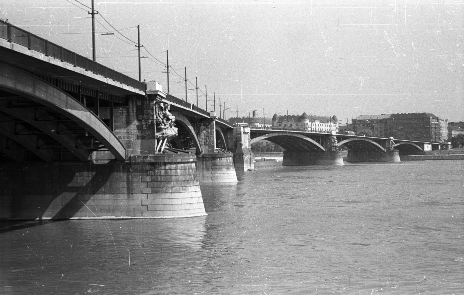 Magyarország, Budapest, Margit híd a budai alsó rakpartról nézve., 1963, Nagy Gyula, híd, folyó, Fortepan #50787