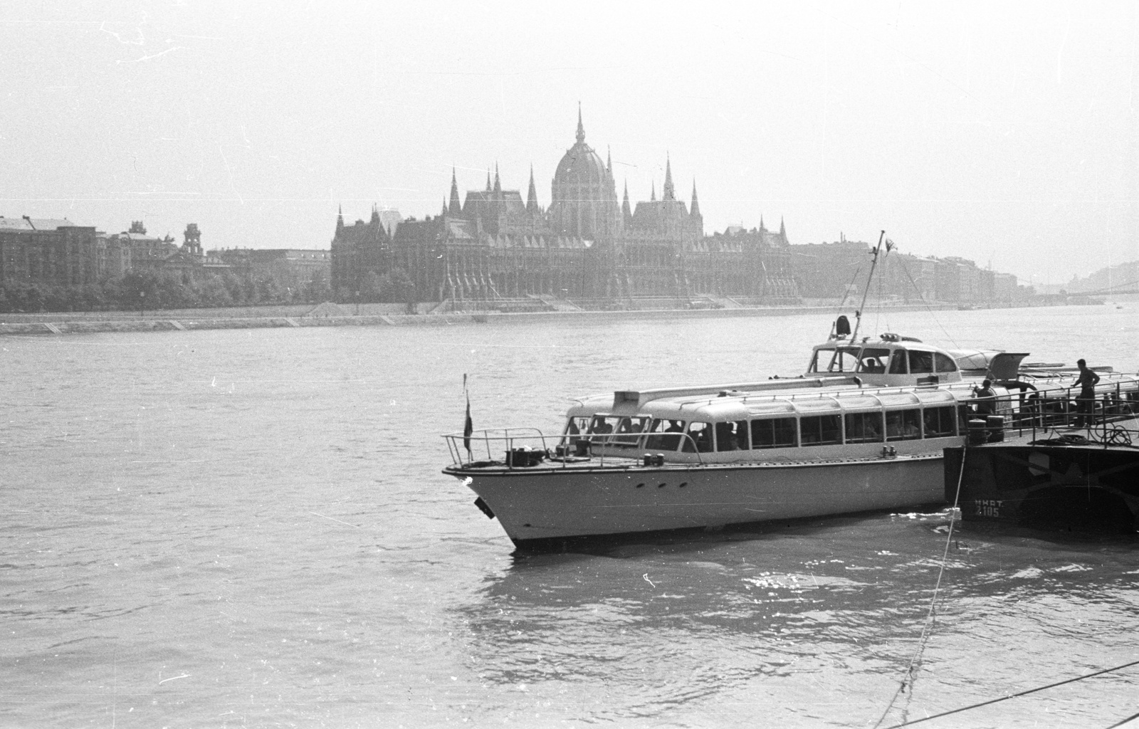 Hungary, Budapest II., Bem József téri hajóállomás, szemben a Parlament., 1963, Nagy Gyula, ship, Imre Steindl-design, parliament, Neo-Gothic-style, Danube, boat station, water bus, Leányfalu ship, eclectic architecture, Budapest, Fortepan #50790