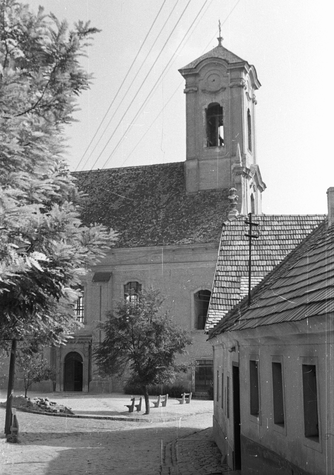 Magyarország, Szentendre, Kucsera Ferenc (Május 1.) utca - Péter Pál utca találkozása. Szent Péter-Pál-templom a Rab Ráby vendéglő elöl nézve., 1963, Nagy Gyula, templom, Fortepan #50795