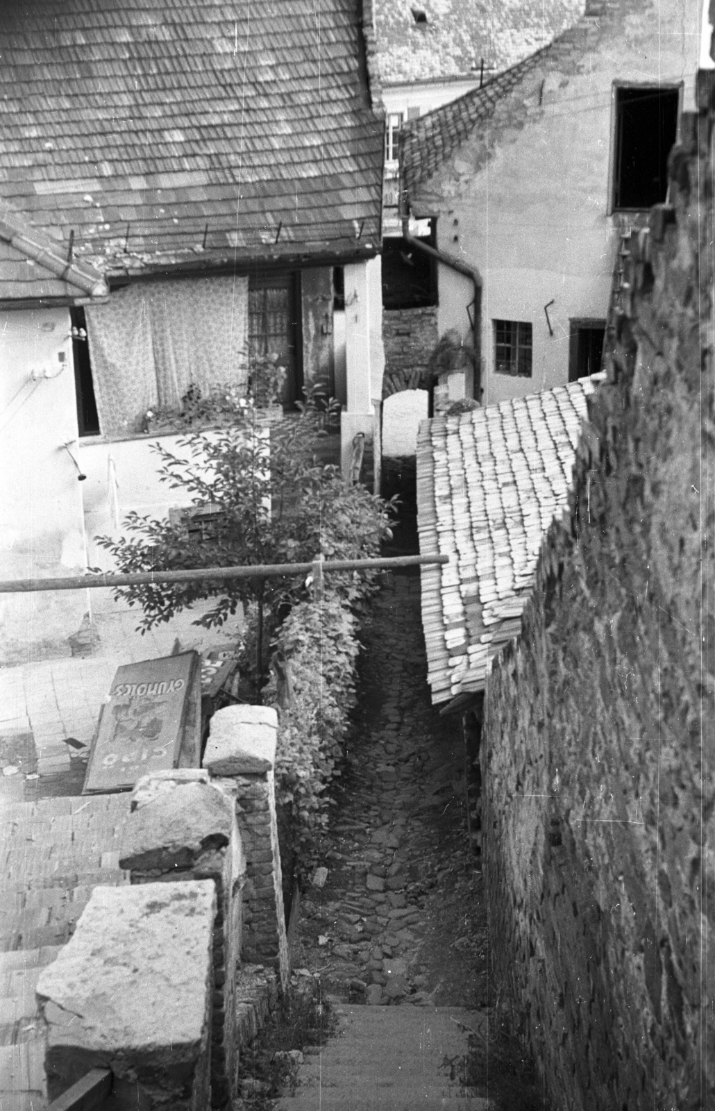 Hungary, Szentendre, a Templom teret a Fő (Marx) térrel összekötő sikátor a Váralja lépcsőről a Fő tér felé nézve., 1966, Nagy Gyula, Fortepan #50799