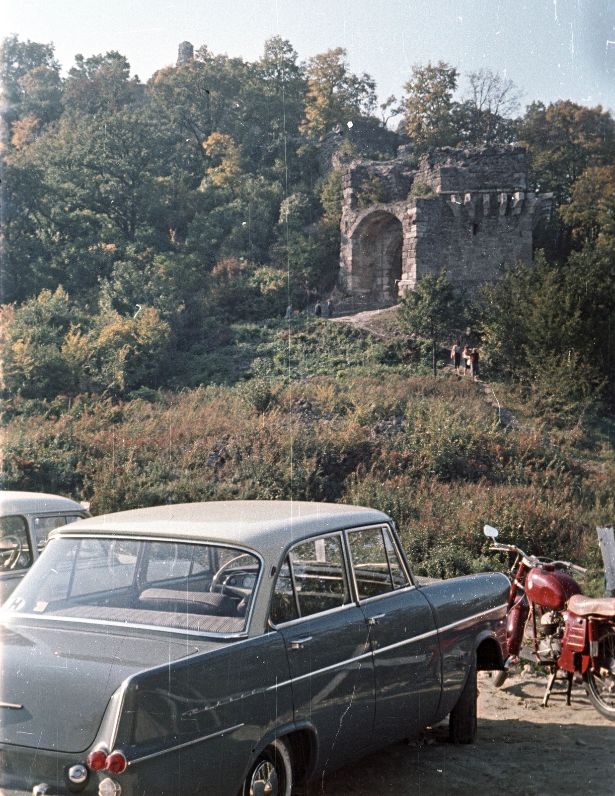 Magyarország, Visegrád, a Fellegvár kaputornya a parkoló felől nézve., 1963, Nagy Gyula, színes, Opel-márka, vár, Danuvia-márka, automobil, Opel Rekord P2, Fortepan #50802