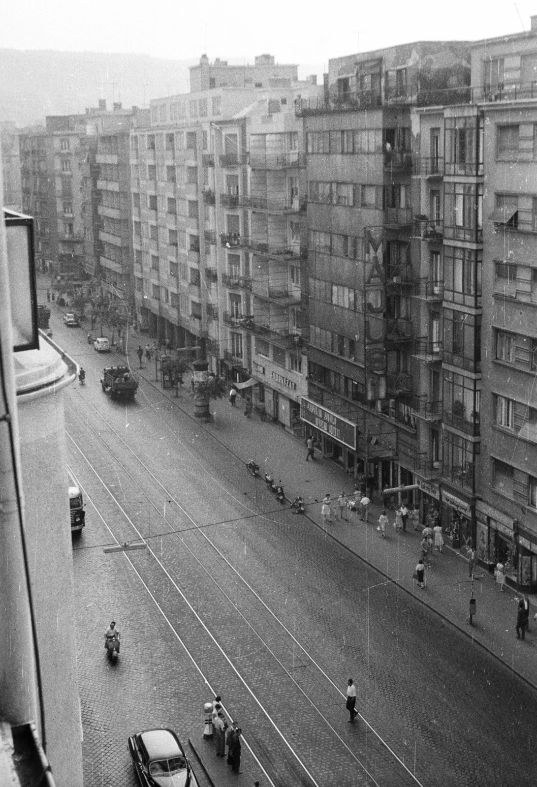 Hungary, Budapest II., Margit körút (Mártírok útja) a Keleti Károly utcától a Fényes Elek utca felé nézve., 1965, Nagy Gyula, motorcycle, pedestrian, commercial vehicle, street view, genre painting, ad pillar, bus stop, phone booth, csibi lamp, movie theater, automobile, trash can, Budapest, Fortepan #50828