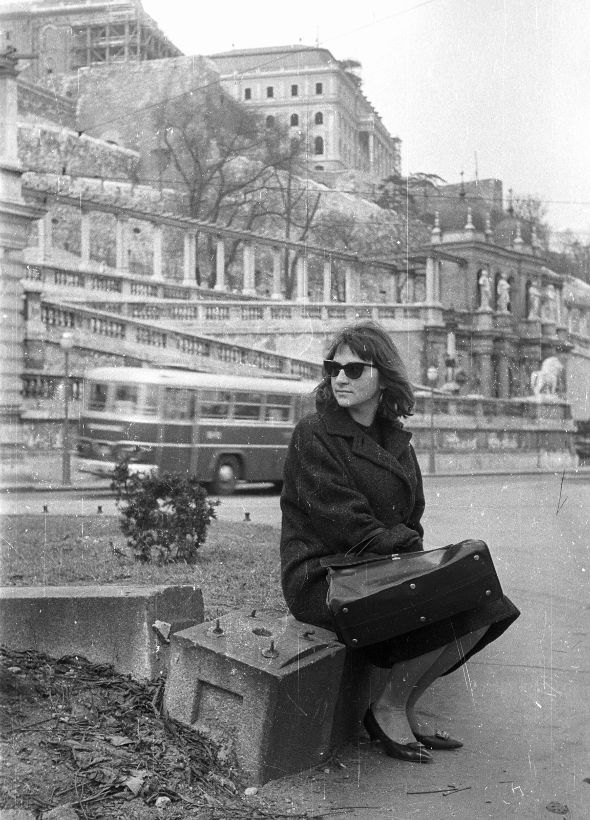 Hungary, Budapest I., Ybl Miklós tér, háttérben a Várkert Bazár (Ybl Miklós, 1883.)., 1965, Nagy Gyula, bus, Ikarus 620, Budapest, Fortepan #50844