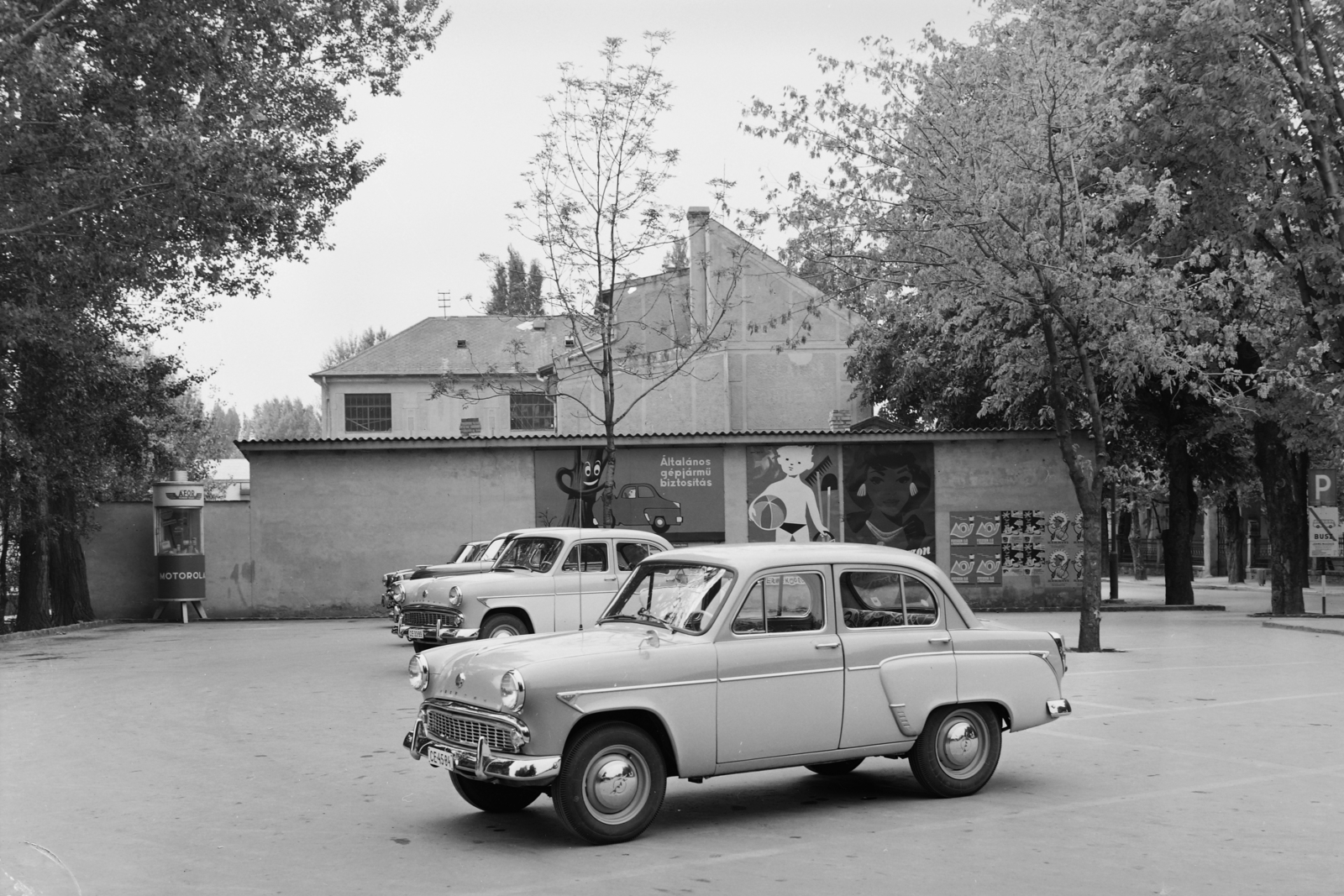 Hungary, Balatonfüred, Zákonyi Ferenc (Széchenyi) utca, háttérben a Yacht Club épülete. Moszkvics 407 típusú személygépkocsi., 1961, UVATERV, ad, poster, Soviet brand, billboard, Moskvitch-brand, car park, automobile, number plate, Fortepan #5085