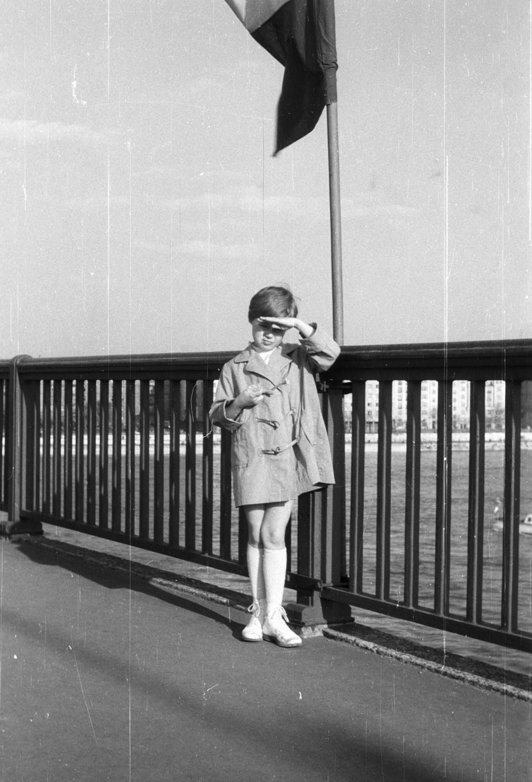 Hungary, Budapest, Margit híd., 1963, Nagy Gyula, bridge, flag, girl, Fortepan #50850