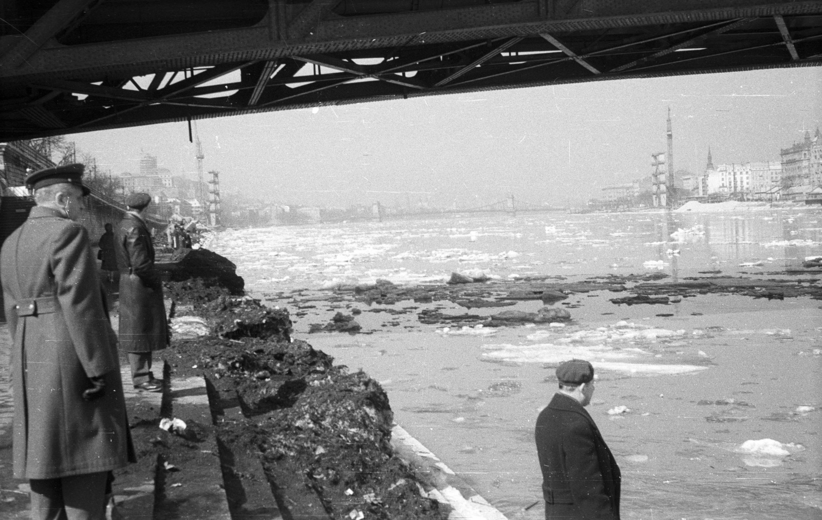 Magyarország, Budapest XI., budai alsó rakpart a Szabadság hídtól az épülő Erzsébet híd felé nézve., 1963, Nagy Gyula, Duna, jégzajlás, Budapest, Duna-híd, Feketeházy János-terv, Fortepan #50863
