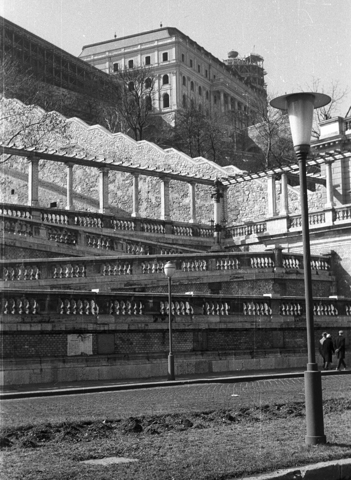 Magyarország, Budapest I., Ybl Miklós tér, Várkert Bazár, háttérben a Budavári Palota (korábban Királyi Palota)., 1963, Nagy Gyula, Budapest, Fortepan #50866