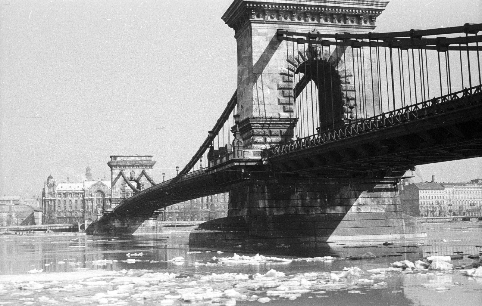 Magyarország, Budapest, Széchenyi Lánchíd a budai alsó rakpartról nézve., 1963, Nagy Gyula, jégzajlás, függőhíd, William Tierney Clark-terv, Fortepan #50867