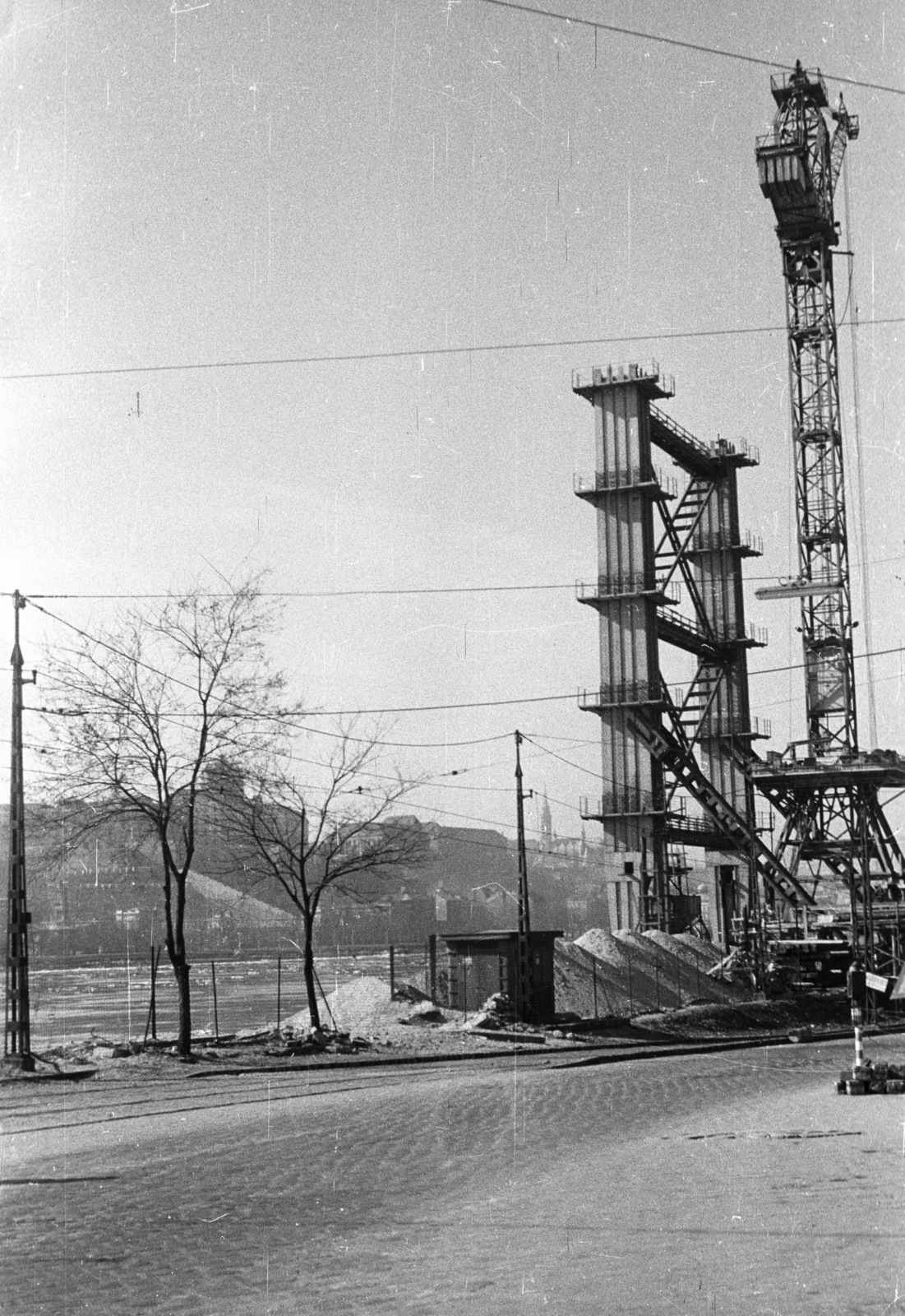 Magyarország, Budapest V., Belgrád rakpart, az Erzsébet híd építése a pesti hídfőnél., 1963, Nagy Gyula, toronydaru, Budapest, Fortepan #50870