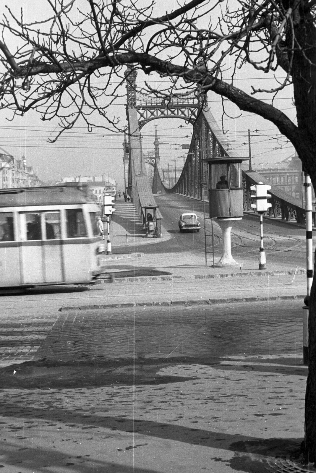 Magyarország, Budapest XI., Szent Gellért tér, Szabadság híd budai hídfő., 1963, Nagy Gyula, villamos, rendőrkalitka, Ganz TM, Budapest, Duna-híd, Feketeházy János-terv, Fortepan #50872